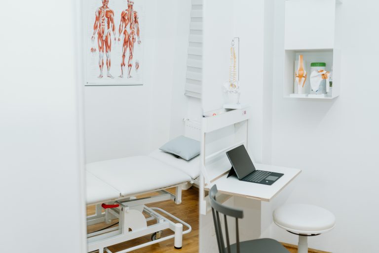 Foto von Ryutaro Tsukata: https://www.pexels.com/de-de/foto/mannlicher-arzt-massiert-schultern-des-patienten-5473182/